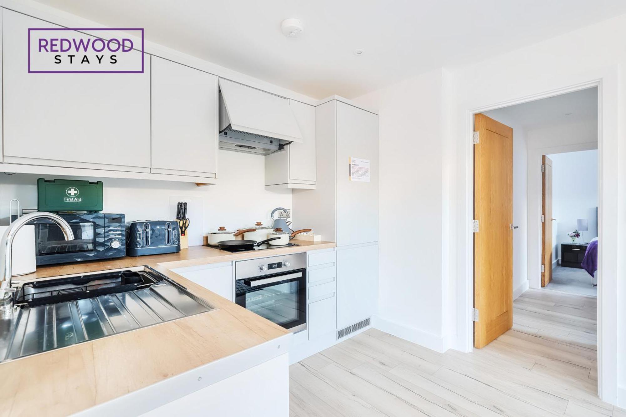 Modern Serviced Apartments For Contractors & Families With Free Parking, Wifi & Netflix By Redwood Stays Basingstoke Exterior foto
