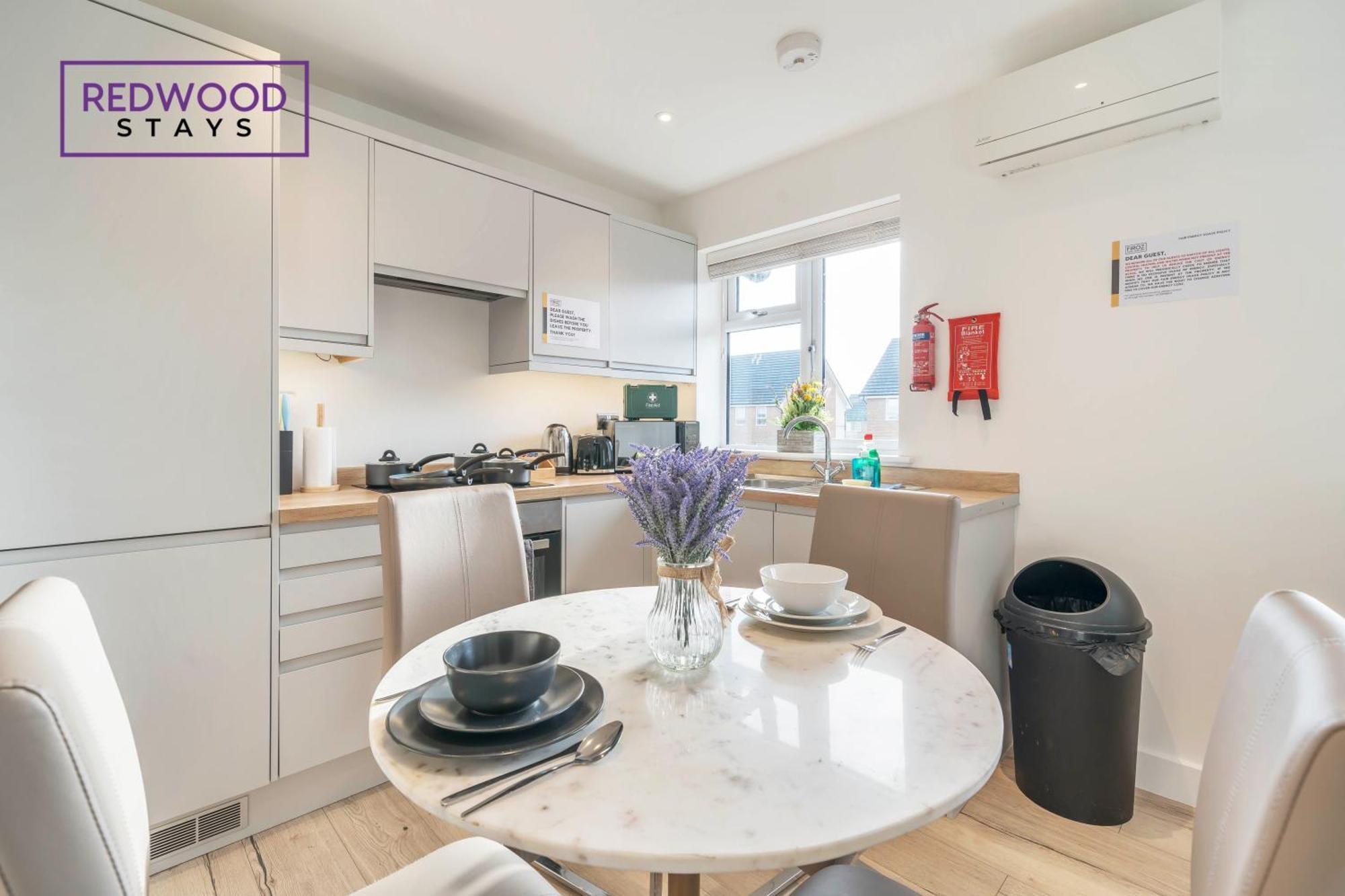 Modern Serviced Apartments For Contractors & Families With Free Parking, Wifi & Netflix By Redwood Stays Basingstoke Exterior foto
